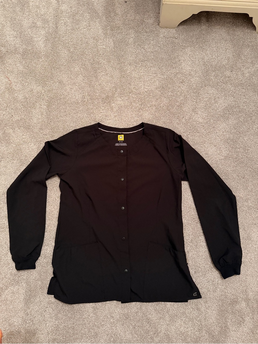 Women’s WonderWink Crew Neck Warm-up Scrub Jacket. Color black. Size S.